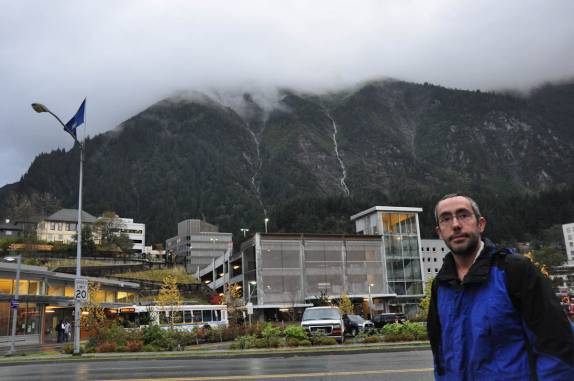 Caminhando pelas ruas de Juneau, a capital do Alaska